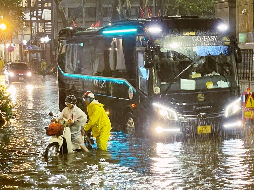 Đêm 18/5, Bắc Bộ mưa dông, đề phòng lốc, sét, gió giật mạnh - Ảnh 2.