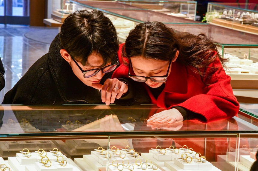 Giá vàng thế giới hướng đến tuần tăng thứ hai liên tiếp - Ảnh 1.