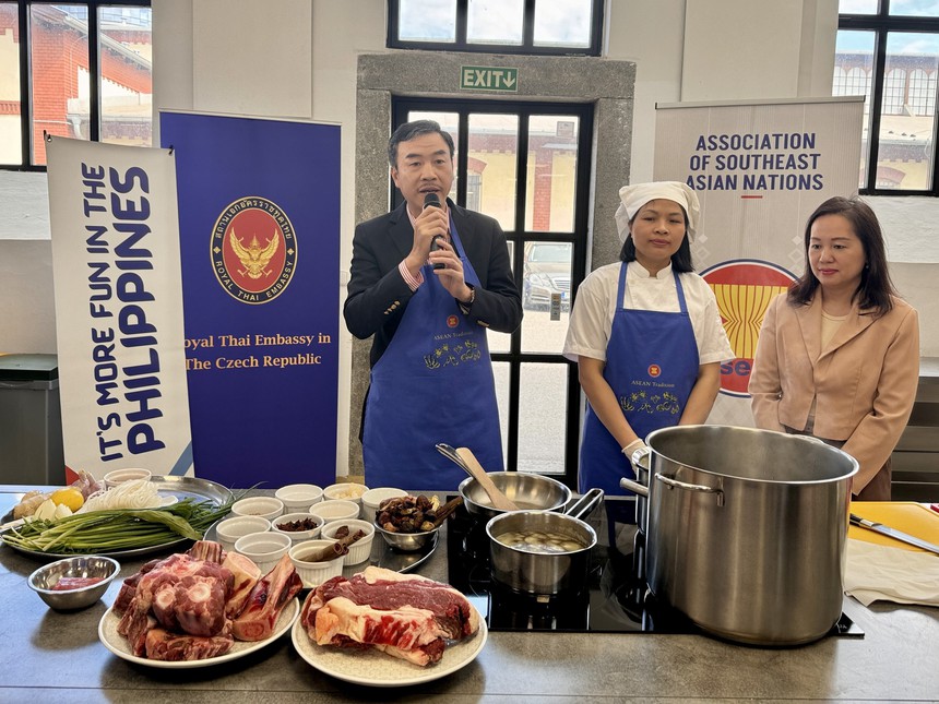 Phở Việt Nam gây ấn tượng trong Lễ hội ẩm thực ASEAN 2024 tại Cộng hòa Séc - Ảnh 2.