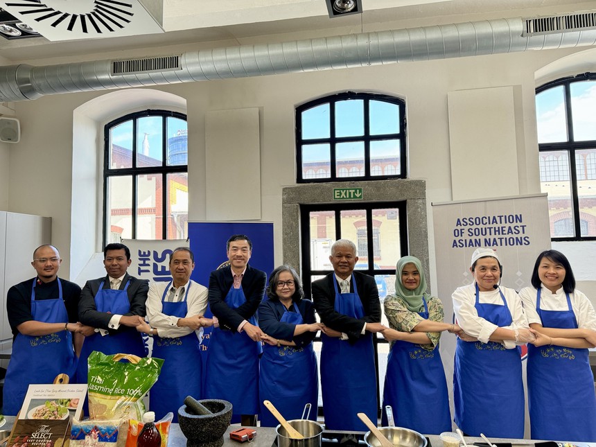 Phở Việt Nam gây ấn tượng trong Lễ hội ẩm thực ASEAN 2024 tại Cộng hòa Séc - Ảnh 1.