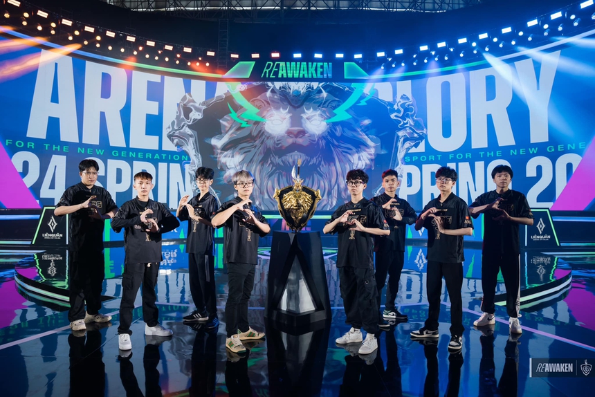 CĐV xếp hàng dài dưới mưa, háo hức đón xem Vòng chung kết ĐTDV mùa Xuân 2024 - Ảnh 6.