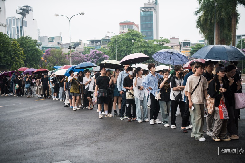 CĐV xếp hàng dài dưới mưa, háo hức đón xem Vòng chung kết ĐTDV mùa Xuân 2024 - Ảnh 2.