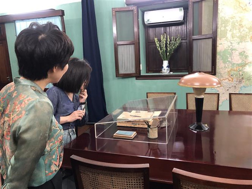 Kỷ niệm 134 năm ngày sinh Chủ tịch Hồ Chí Minh: Lặng thầm làm đẹp Khu di tích Phủ Chủ tịch - Ảnh 4. Kỷ niệm 134 năm ngày sinh Chủ tịch Hồ Chí Minh: Lặng thầm làm đẹp Khu di tích Phủ Chủ tịch - Ảnh 4.