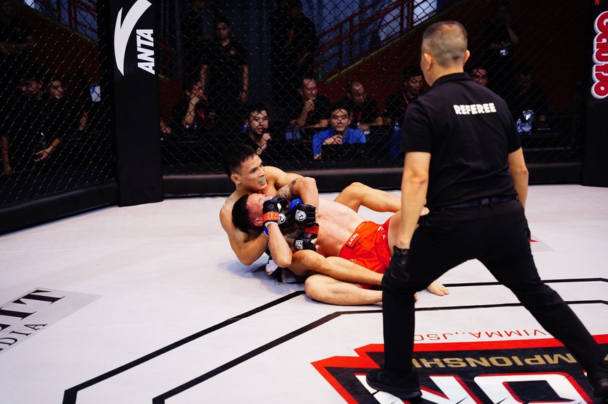 LION Championship 13: Võ sĩ Phạm Thanh Ngân knockout đối thủ Trịnh Xuân Anh khiến khán đài bùng nổ - Ảnh 4.
