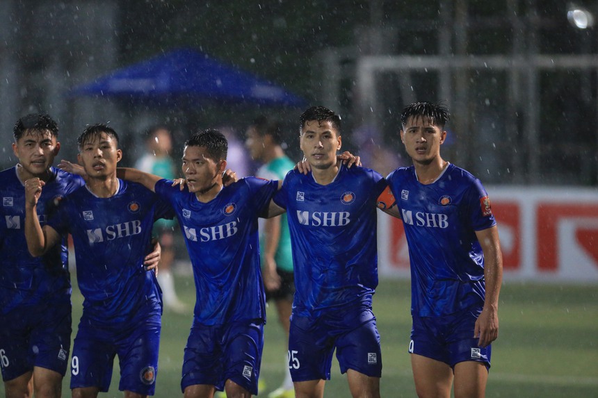 Chỉ cón 1 đội bóng toàn thắng sau hai trận ở HPL-S11, SHB ngược dòng chiến thắng trong trận 'thủy chiến' - Ảnh 2. Chỉ cón 1 đội bóng toàn thắng sau hai trận ở HPL-S11, SHB ngược dòng chiến thắng trong trận 'thủy chiến' - Ảnh 2.