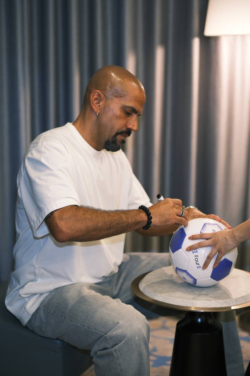 Cựu sao Manchester United Sebastian Veron giao lưu và tặng áo đấu cho người hâm mộ Việt Nam - Ảnh 2.