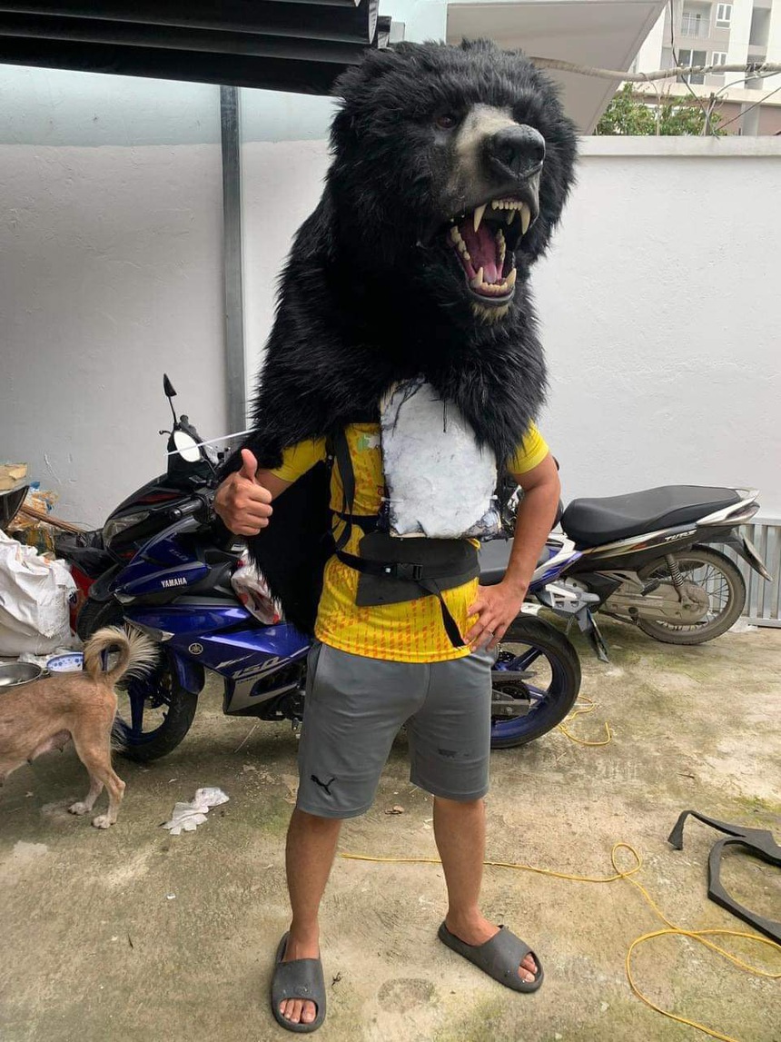 Giật mình khi gấu của 'Móng vuốt' xuất hiện ngay trên đường phố - Ảnh 6.