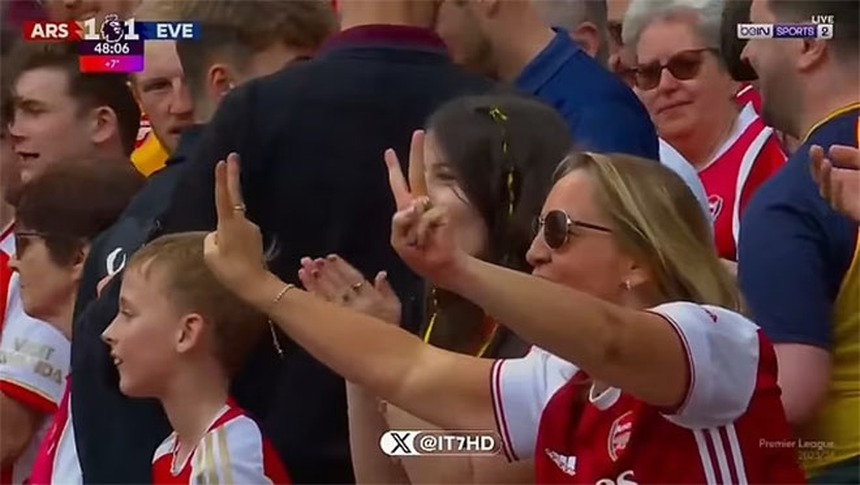 CĐV Arsenal ăn mừng hụt sau cú lừa Man City bị sảy chân - Ảnh 2.