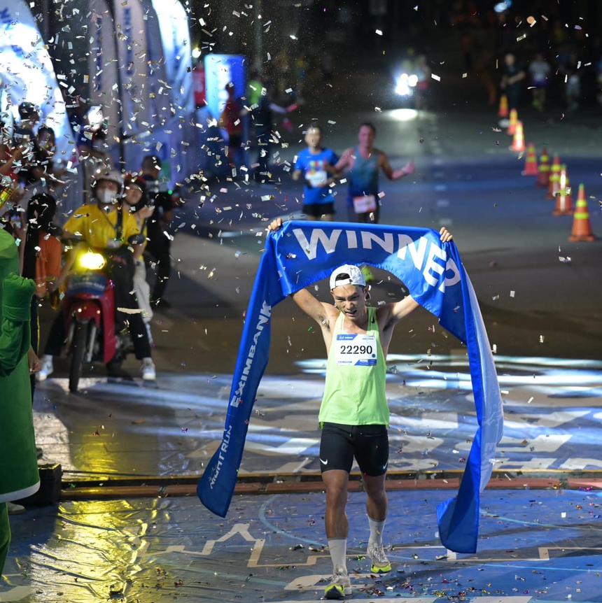 Vượt gần 5 nghìn VĐV, nhà vô địch SEA Games tỏa sáng ở giải chạy đêm - Ảnh 1. Vượt gần 5 nghìn VĐV, nhà vô địch SEA Games tỏa sáng ở giải chạy đêm - Ảnh 1.