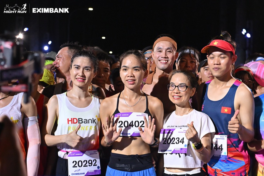 Vượt gần 5 nghìn VĐV, nhà vô địch SEA Games tỏa sáng ở giải chạy đêm - Ảnh 2. Vượt gần 5 nghìn VĐV, nhà vô địch SEA Games tỏa sáng ở giải chạy đêm - Ảnh 2.