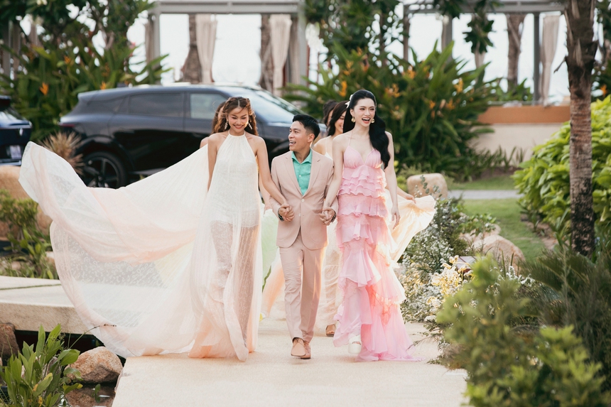 Thanh Hằng đọ sắc Hương Giang trên sàn diễn - Ảnh 4. Thanh Hằng đọ sắc Hương Giang trên sàn diễn - Ảnh 4.