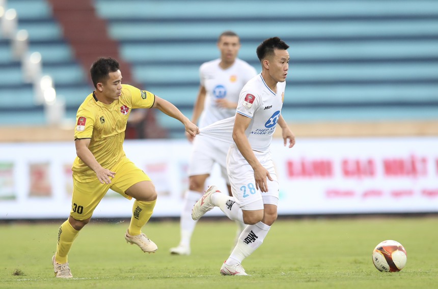 Vòng 20 V-League 2023/24: Top đầu "rủ nhau" thất bại, SLNA khiến cuộc đua trụ hạng căng thẳng - Ảnh 1.