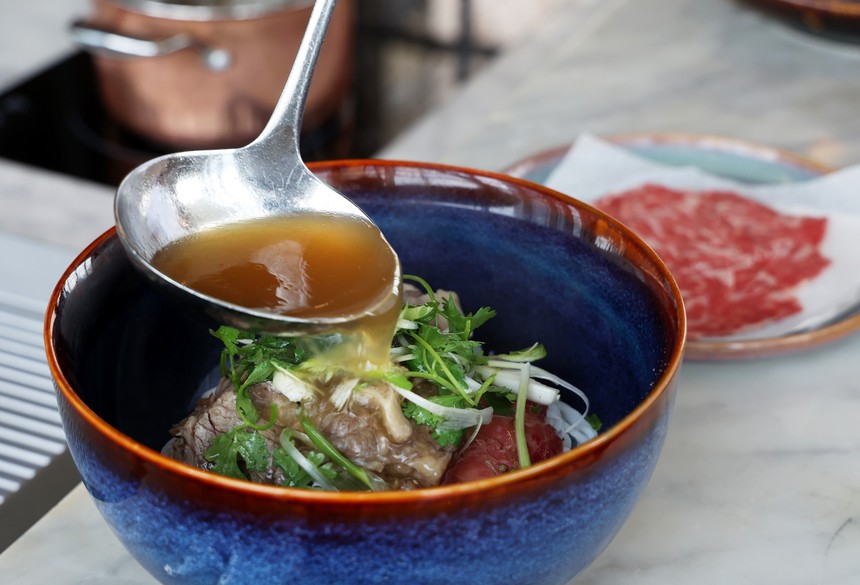 Thưởng thức 'Phở chọc trời' trên tòa nhà cao nhất Việt Nam - Ảnh 7.