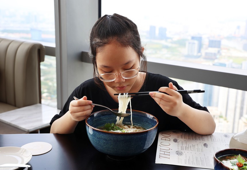 Thưởng thức 'Phở chọc trời' trên tòa nhà cao nhất Việt Nam - Ảnh 8.