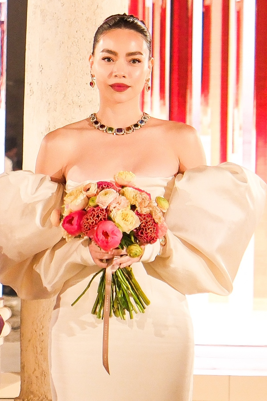 Hồ Ngọc Hà đọ sắc Thư Kỳ, Mai Davika ở Rome   - Ảnh 4.