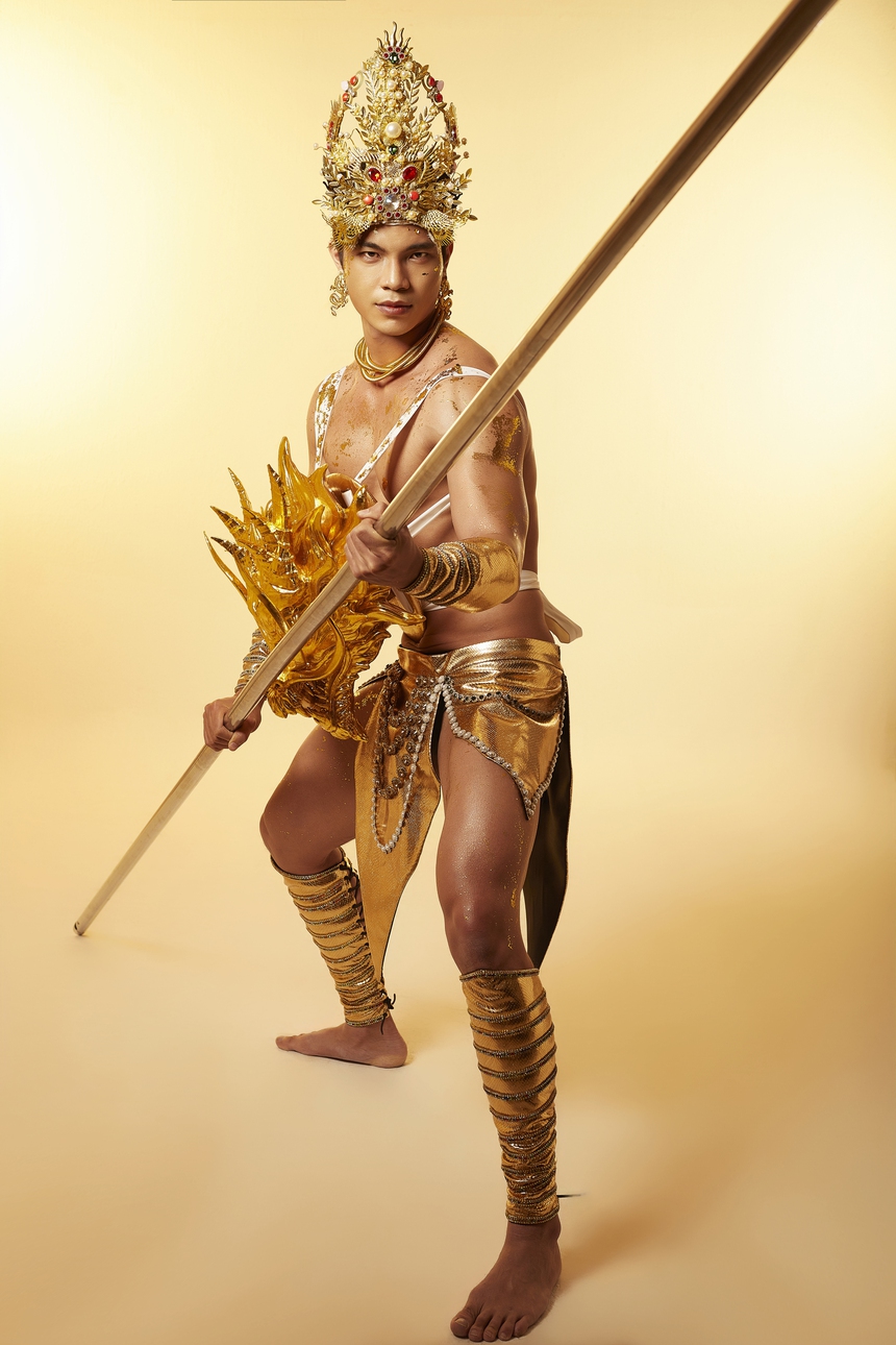 Bác sĩ 9X Huỳnh Võ Hoàng Sơn mang trang phục dân tộc 'Rồng thiêng' thi Manhunt International 2024 - Ảnh 2.