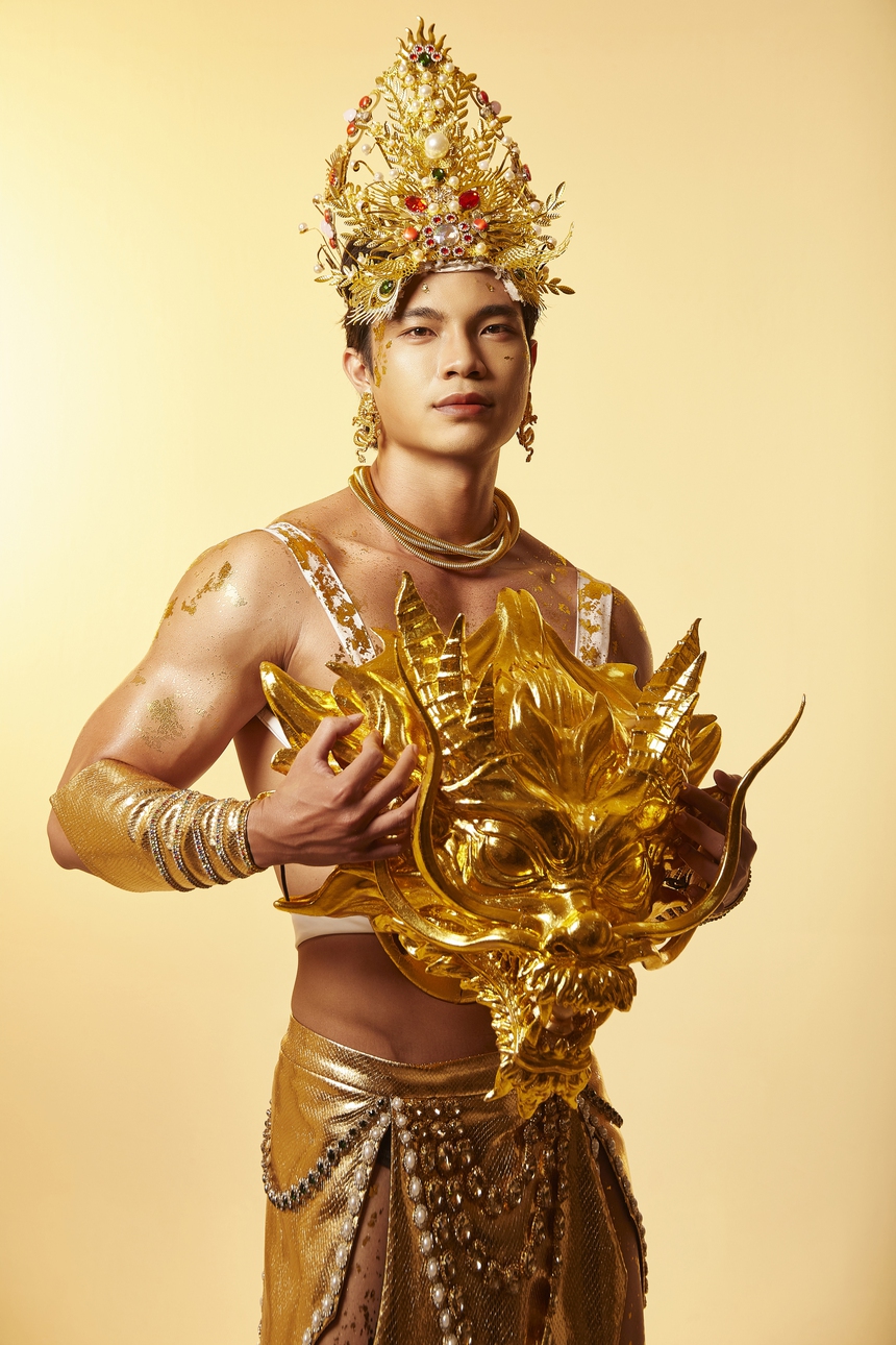 Bác sĩ 9X Huỳnh Võ Hoàng Sơn mang trang phục dân tộc 'Rồng thiêng' thi Manhunt International 2024 - Ảnh 1.