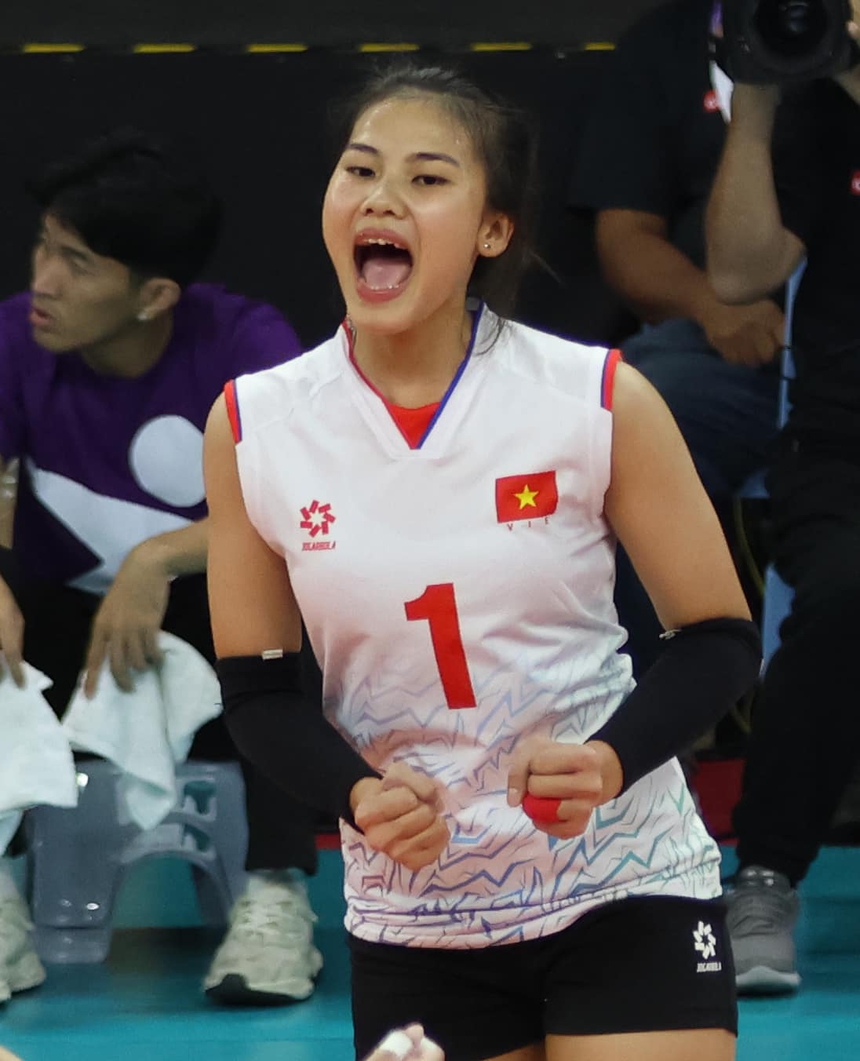 Trà My đón tuổi 20 trên đất Philippines