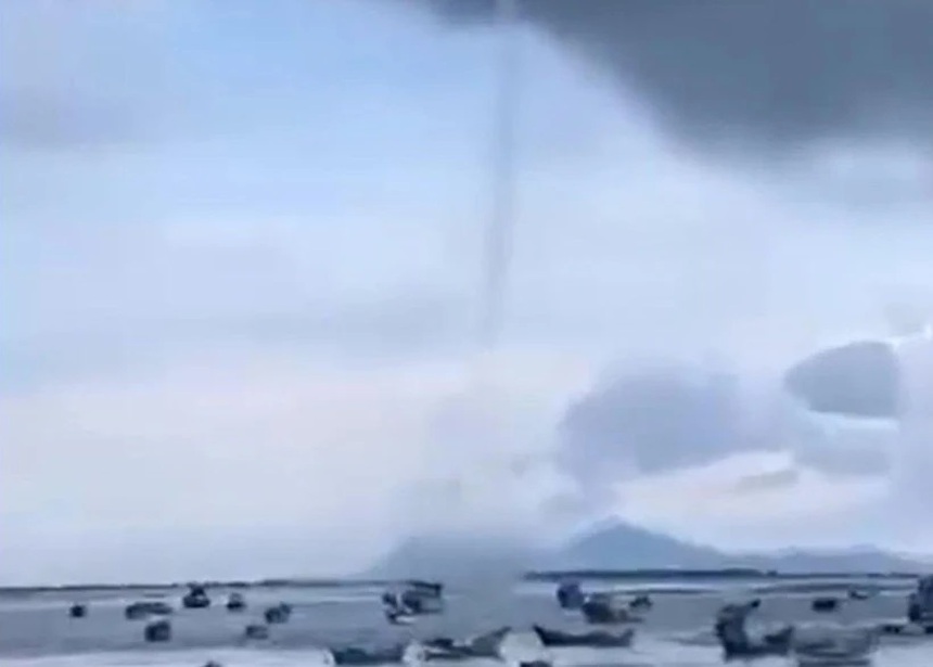 Vòi rồng trên vùng biển Khánh Hòa, làm hư hỏng nhiều tàu thuyền - Ảnh 1. Vòi rồng trên vùng biển Khánh Hòa, làm hư hỏng nhiều tàu thuyền - Ảnh 1.