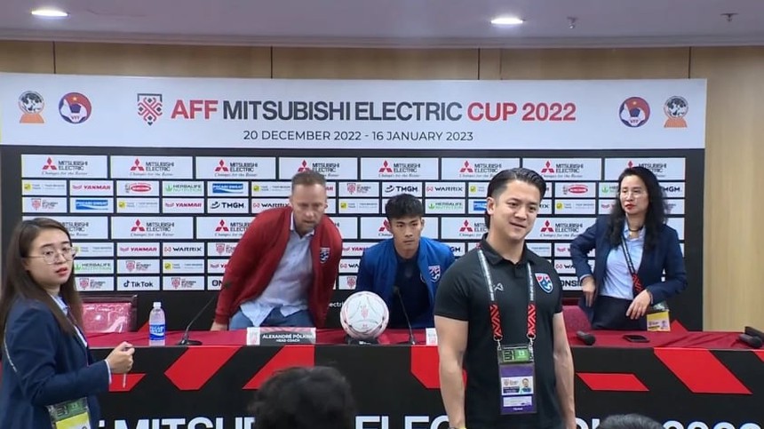 Lý do trợ lý của HLV Polking từng khiêu khích, gây khó dễ truyền thông Việt Nam - Ảnh 2. Lý do trợ lý của HLV Polking từng khiêu khích, gây khó dễ truyền thông Việt Nam - Ảnh 2.