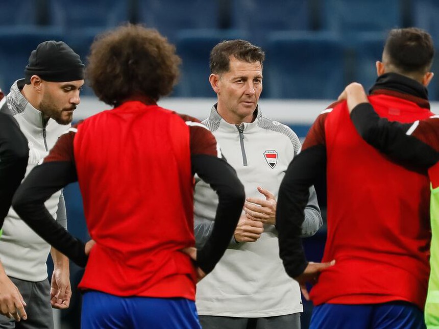 HLV từng bị phóng viên đòi đánh đối mặt chỉ trích vì không gọi đội hình mạnh nhất đấu Việt Nam - Ảnh 2. HLV từng bị phóng viên đòi đánh đối mặt chỉ trích vì không gọi đội hình mạnh nhất đấu Việt Nam - Ảnh 2.