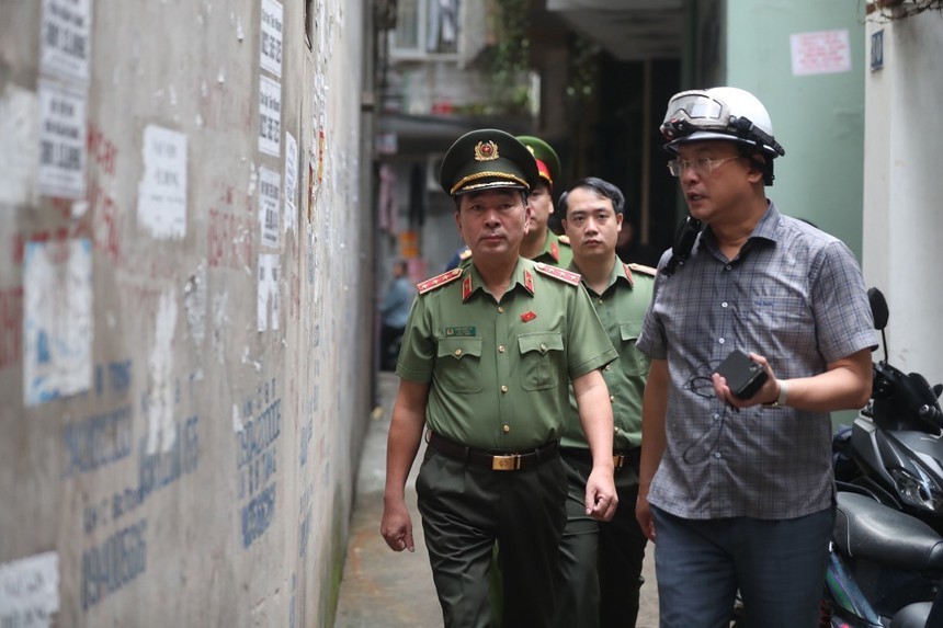 Vụ cháy tại Cầu Giấy, Hà Nội: Lãnh đạo Bộ Công an và Thành ủy Hà Nội trực tiếp kiểm tra chỉ đạo - Ảnh 1.