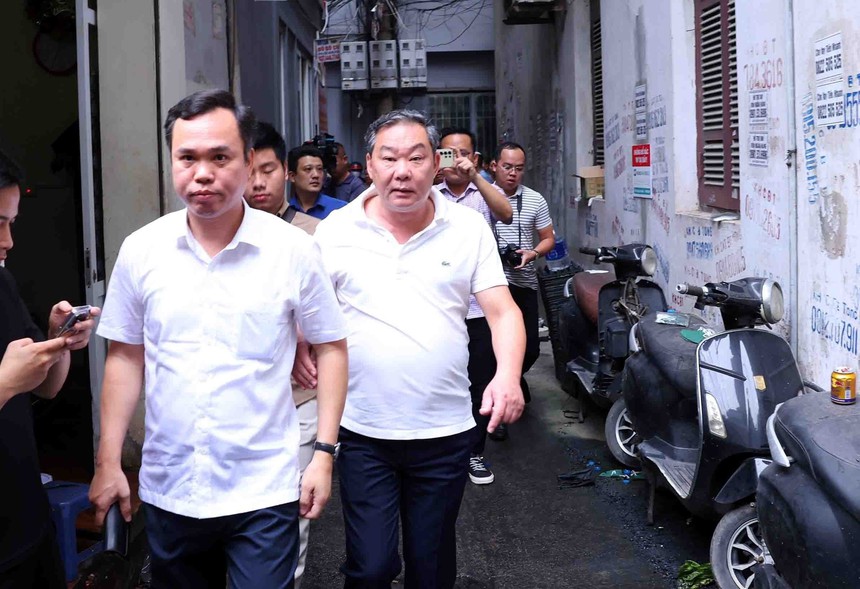 Vụ cháy tại Cầu Giấy, Hà Nội: Lãnh đạo Bộ Công an và Thành ủy Hà Nội trực tiếp kiểm tra chỉ đạo - Ảnh 3.