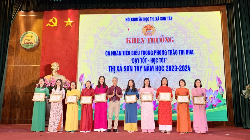 Sơn Tây khen thưởng 11 tập thể, 67 thầy giáo, cô giáo và 196 học sinh tiêu biểu trong phong trào thi đua "Dạy tốt - Học tốt" năm học 2023-2024 - Ảnh 1.