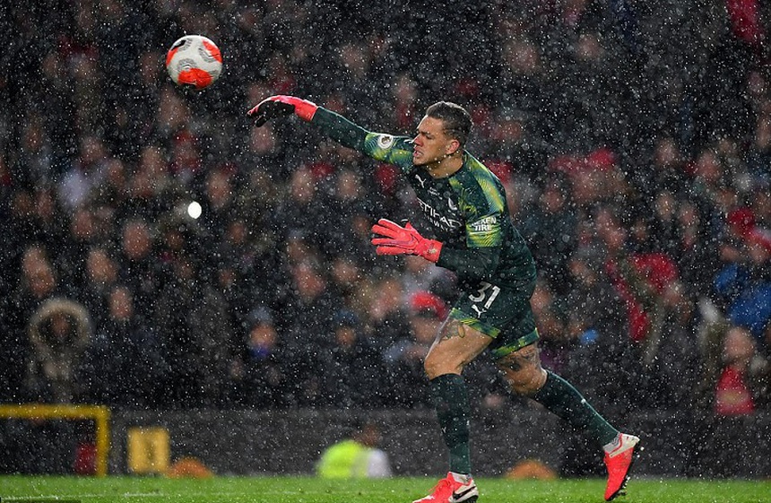Thủ môn Ederson mắc sai lầm 'không thể chấp nhận' khiến Man City thua đau MU - Ảnh 2.