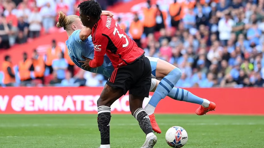 TRANH CÃI: Man City bị mất oan phạt đền sau khi sao trẻ MU 'vật ngã' Haaland ở chung kết cúp FA? - Ảnh 2.