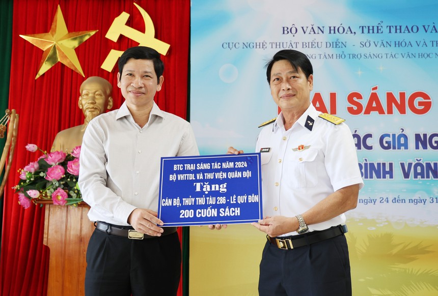 Khai mạc Trại sáng tác lý luận, phê bình văn học năm 2024 - Ảnh 2. Khai mạc Trại sáng tác lý luận, phê bình văn học năm 2024 - Ảnh 2.