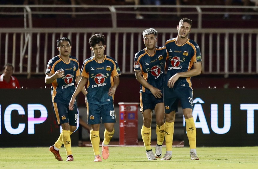 Bùi Tiến Dũng có trận thua đậm nhất ở HAGL, sao trẻ Việt Nam ‘du học’ La Liga kiến tạo thông minh giúp đội nhà chiến thắng - Ảnh 2.