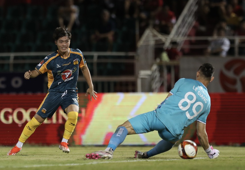 Bùi Tiến Dũng có trận thua đậm nhất ở HAGL, sao trẻ Việt Nam ‘du học’ La Liga kiến tạo thông minh giúp đội nhà chiến thắng - Ảnh 3.