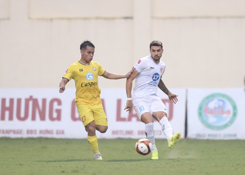 Ngược dòng ngoạn mục nhờ 'bàn tay nhỏ' của Rafaelson, Nam Định củng cố vững chắc ngôi đầu V-League - Ảnh 2.