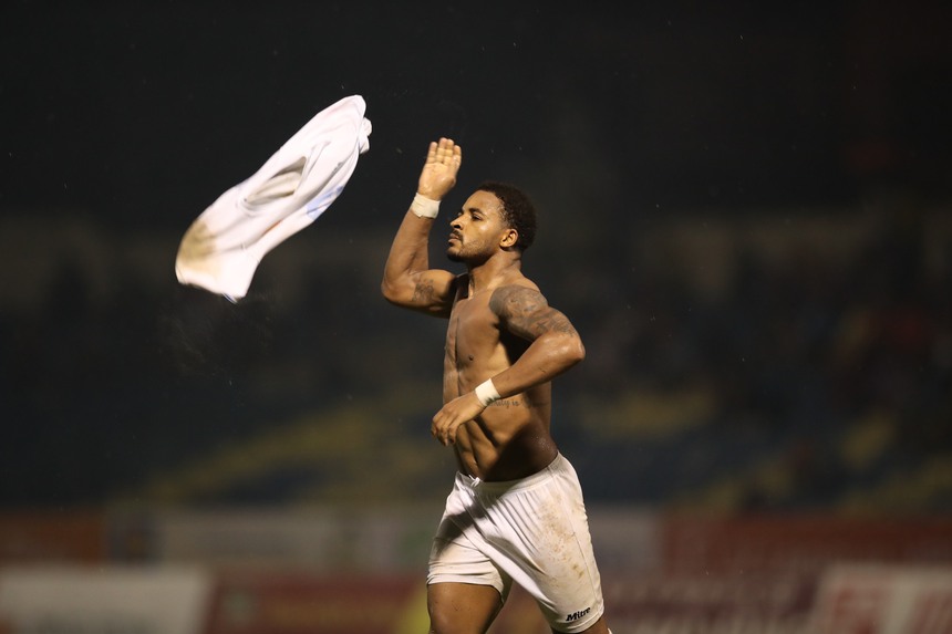 Ngược dòng ngoạn mục nhờ 'bàn tay nhỏ' của Rafaelson, Nam Định củng cố vững chắc ngôi đầu V-League - Ảnh 3.