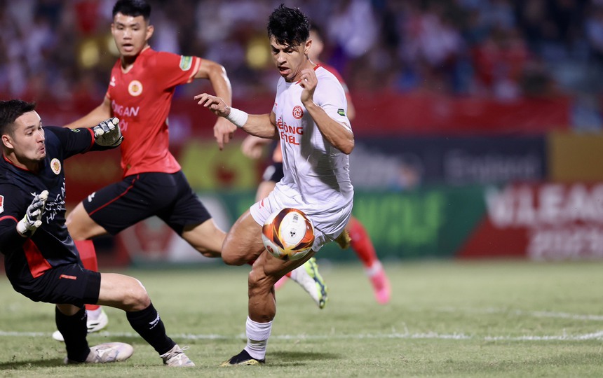 Nguyễn Filip lại mắc lỗi trong ngày HLV Kim Sang Sik dự khán, CAHN trôi xuống giữa bảng xếp hạng - Ảnh 2.