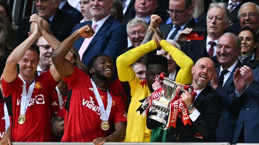 Erik ten Hag phát biểu khiến ông chủ MU đắn đo, Pep Guardiola thừa nhận sai lầm - Ảnh 2. Ten Hag