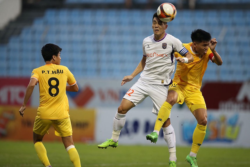 Tiến Linh tịt ngòi, B.Bình Dương phơi áo trước SLNA  - Ảnh 1.