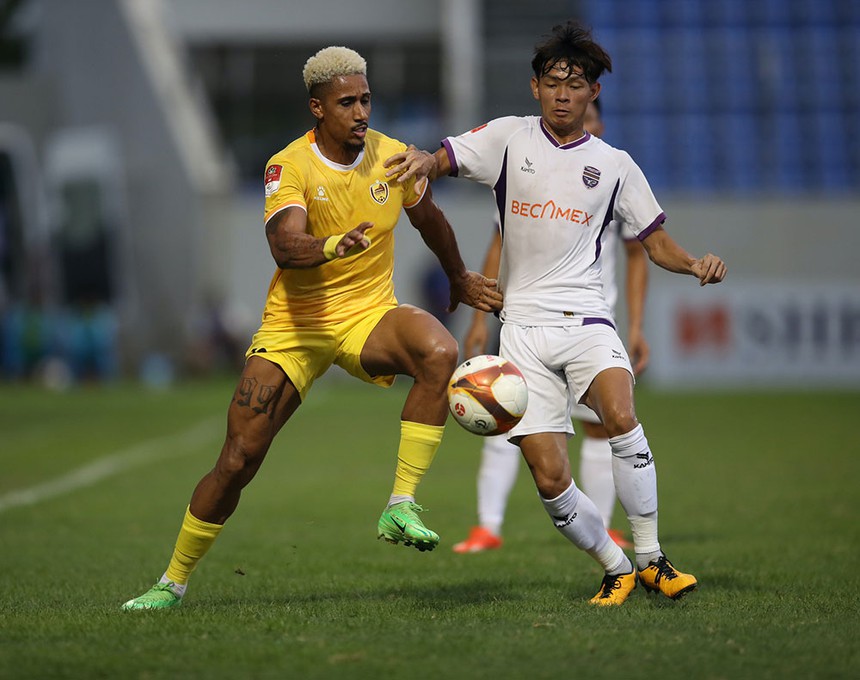 Tiến Linh tịt ngòi, B.Bình Dương phơi áo trước SLNA  - Ảnh 2.