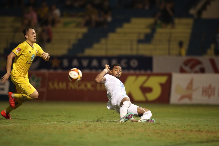 "Siêu nhân" Rafaelson đưa Nam Định đến chức vô địch V-League - Ảnh 1. "Siêu nhân" Rafaelson đưa Nam Định đến chức vô địch V-League - Ảnh 1.
