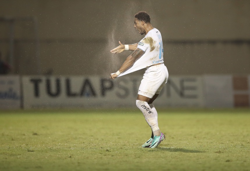 "Siêu nhân" Rafaelson đưa Nam Định đến chức vô địch V-League - Ảnh 2. "Siêu nhân" Rafaelson đưa Nam Định đến chức vô địch V-League - Ảnh 2.