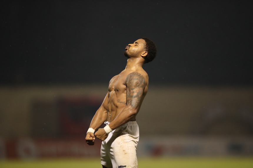 "Siêu nhân" Rafaelson đưa Nam Định đến chức vô địch V-League - Ảnh 4. "Siêu nhân" Rafaelson đưa Nam Định đến chức vô địch V-League - Ảnh 4.