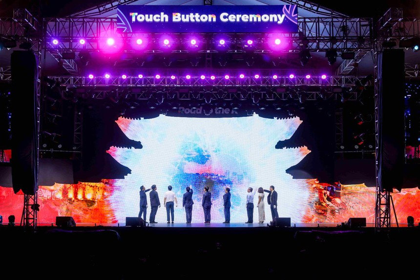 Dàn sao Hàn cùng hàng vạn tín đồ Hallyu khuynh đảo "Trung tâm Hàn Quốc mới tại Hà Nội" - Ảnh 1.