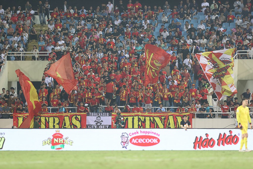 Tiếp tục bán vé xem trận ra mắt của HLV Kim Sang Sik - Ảnh 2.