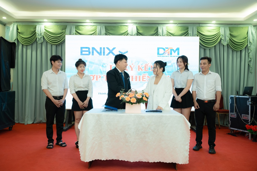 Lễ ký kết hợp tác chiến lược lĩnh vực Cloud Hosting - Ảnh 1.