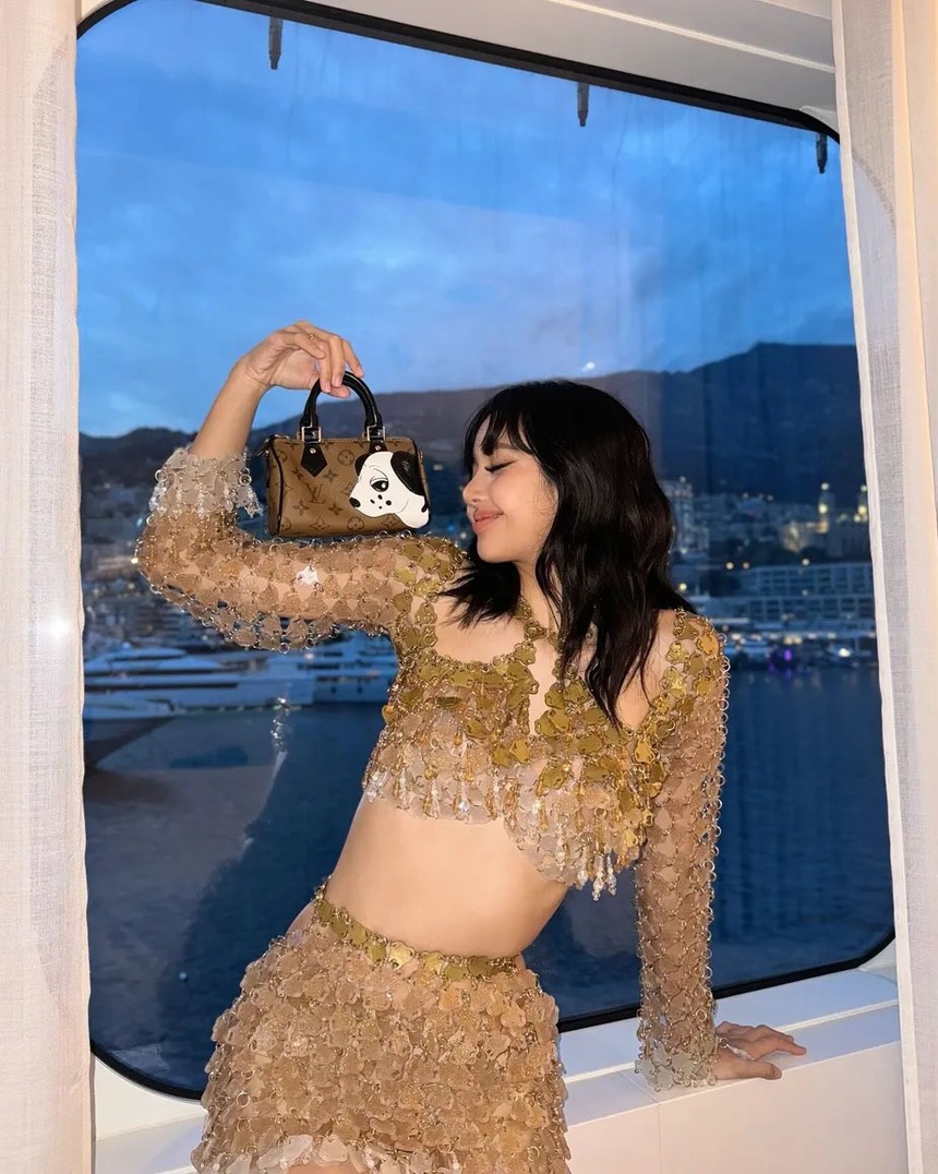 Lisa Blackpink khoe vóc dáng "đồng hồ cát" trong bộ trang phục xuyên thấu vàng được thiết kế riêng - Ảnh 3. Lisa Blackpink khoe vóc dáng "đồng hồ cát" trong bộ trang phục xuyên thấu vàng được thiết kế riêng - Ảnh 3.