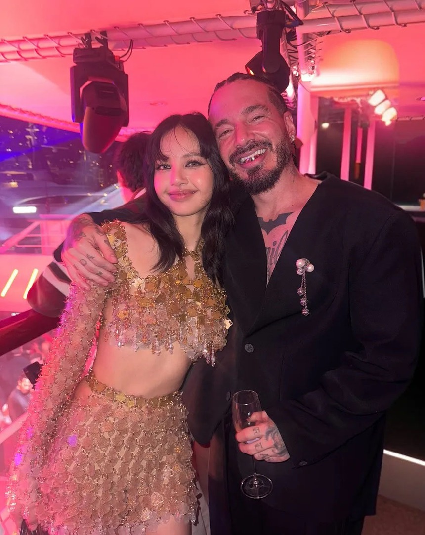 Lisa Blackpink khoe vóc dáng "đồng hồ cát" trong bộ trang phục xuyên thấu vàng được thiết kế riêng - Ảnh 7. Lisa Blackpink khoe vóc dáng "đồng hồ cát" trong bộ trang phục xuyên thấu vàng được thiết kế riêng - Ảnh 7.