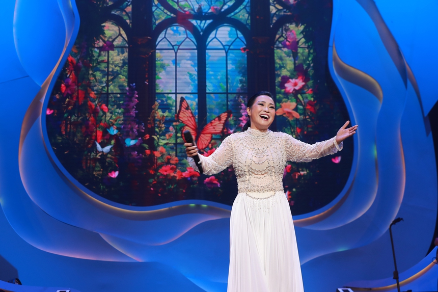 Phương Thanh khóc nức nở sau 17 năm mới làm liveshow riêng - Ảnh 1.