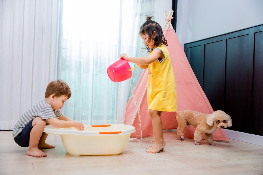 Chọn loại sàn lát nào cho nhà có trẻ nhỏ nằm, bò chơi an toàn? - Ảnh 2.