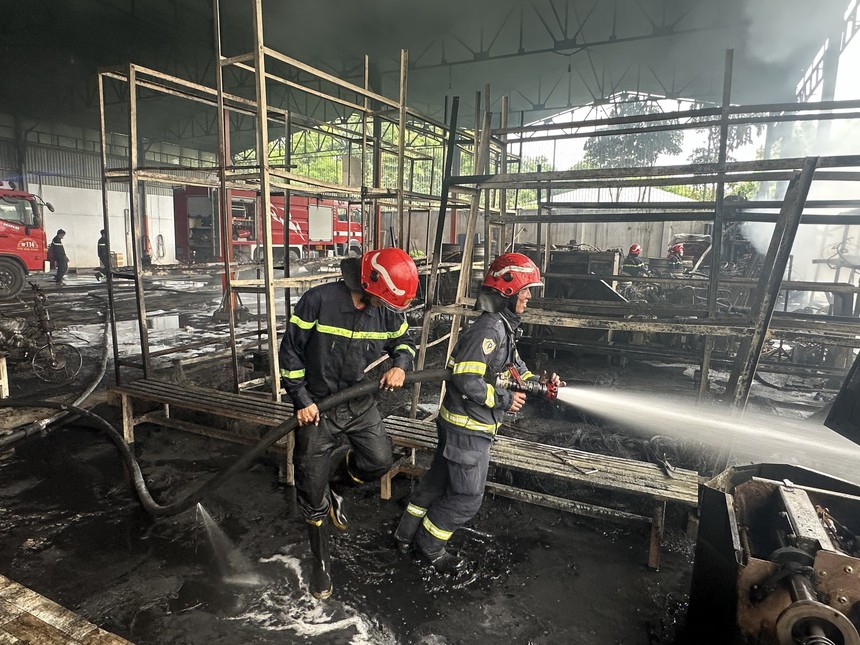 Kịp thời khống chế cháy lớn tại một công ty ở Bình Dương - Ảnh 1.